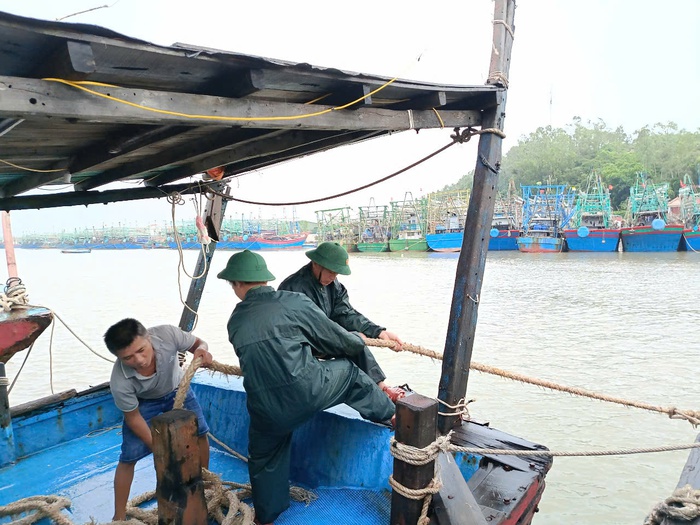 Nghệ An: Bộ đội Biên phòng sơ tán hàng trăm người dân đến nơi an toàn trước khi bão số 10 vào bờ- Ảnh 3.
