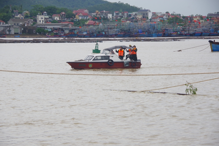 Nghệ An: Bộ đội Biên phòng sơ tán hàng trăm người dân đến nơi an toàn trước khi bão số 10 vào bờ- Ảnh 2.