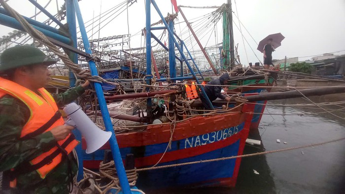 Nghệ An: Bộ đội Biên phòng sơ tán hàng trăm người dân đến nơi an toàn trước khi bão số 10 vào bờ- Ảnh 1.