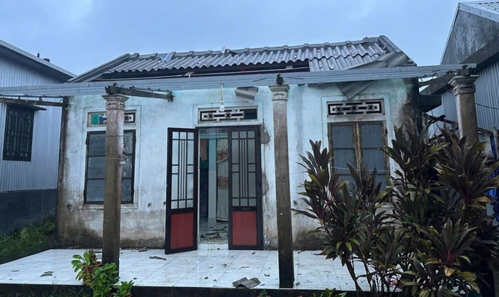 Hàng chục nhà dân ở Huế bị tốc mái, 2 người nghi mất tích ở Đà Nẵng- Ảnh 2.