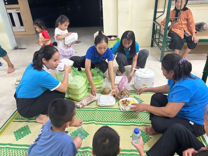 Hội viên, phụ nữ Thanh Hóa phối hợp với cán bộ, chiến sĩ hỗ trợ người dân ứng phó bão số 10- Ảnh 6.