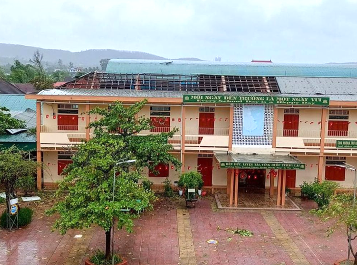 Nhiều trường học ở Nghệ An hư hỏng nặng sau bão số 10, kế hoạch dạy và học bị đảo lộn- Ảnh 2.