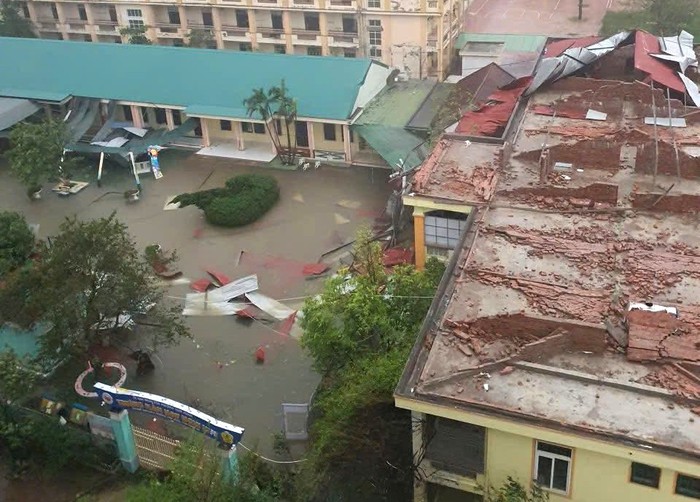 Nhiều trường học ở Nghệ An hư hỏng nặng sau bão số 10, kế hoạch dạy và học bị đảo lộn- Ảnh 3.