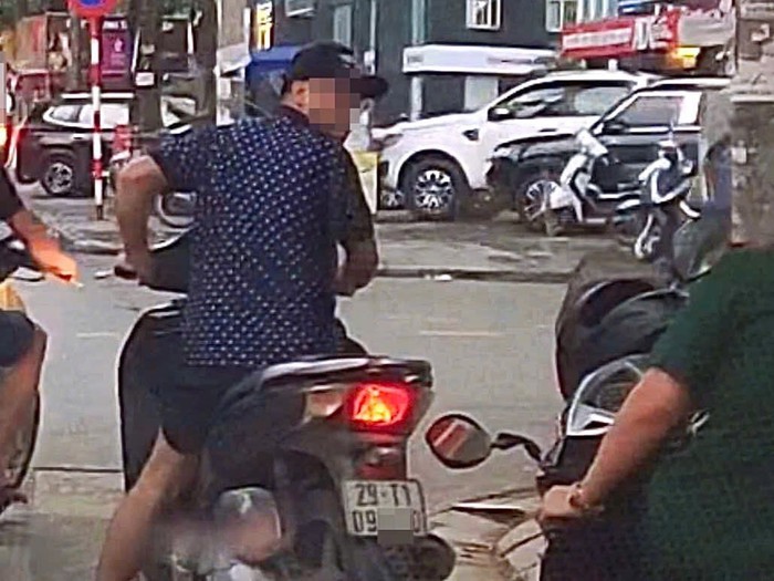 Xử phạt người đàn ông đi xe máy không đội mũ bảo hiểm gây gổ với một phụ nữ- Ảnh 1.