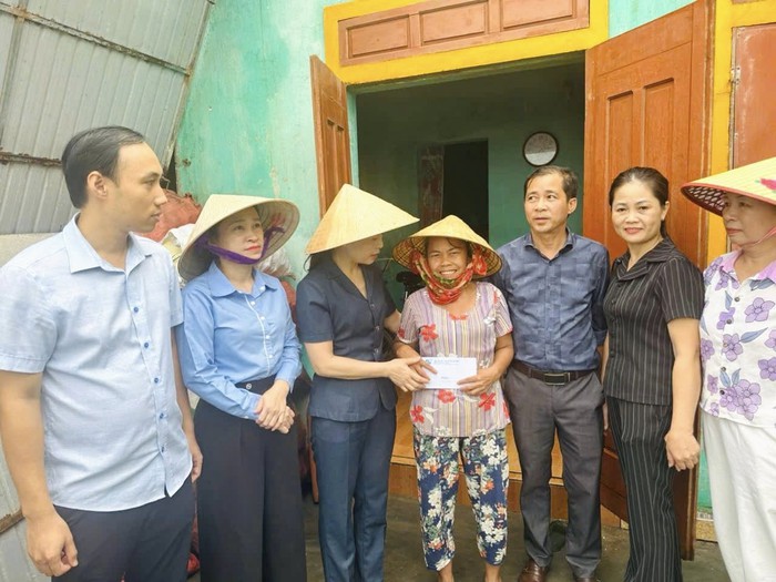 Phụ nữ Hà Tĩnh chung tay khắc phục hậu quả bão số 10- Ảnh 4.