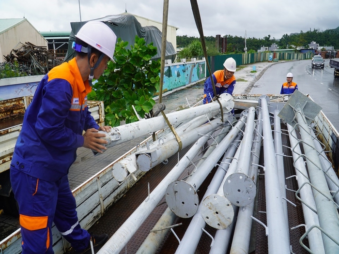 Tổng công ty Điện lực miền Bắc huy động tối đa nguồn lực ứng cứu lưới điện sau bão số 10 tại Nghệ An- Ảnh 1.