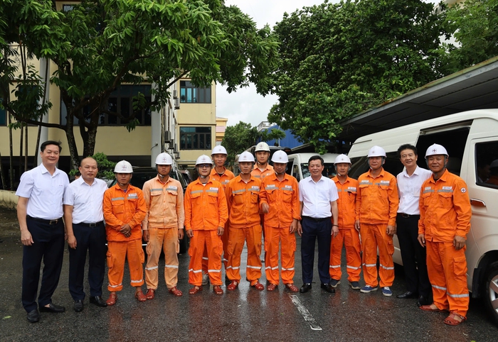 Tổng công ty Điện lực miền Bắc huy động tối đa nguồn lực ứng cứu lưới điện sau bão số 10 tại Nghệ An- Ảnh 3.