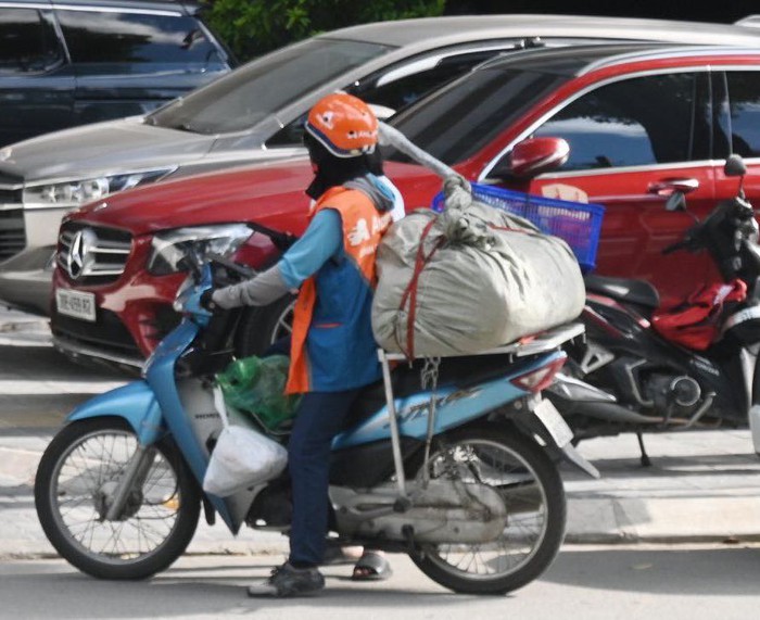 Phụ nữ làm shipper: Gánh mưu sinh trên từng chuyến xe- Ảnh 2.