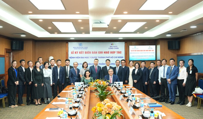 Long Châu hợp tác chiến lược toàn diện cùng Bệnh viện Đại học Y Dược TPHCM, nâng tầm chăm sóc sức khỏe cho cộng đồng
- Ảnh 1. Long Châu hợp tác chiến lược toàn diện cùng Bệnh viện Đại học Y Dược TPHCM, nâng tầm chăm sóc sức khỏe cho cộng đồng
- Ảnh 1.