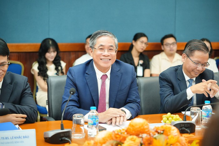 Long Châu hợp tác chiến lược toàn diện cùng Bệnh viện Đại học Y Dược TPHCM, nâng tầm chăm sóc sức khỏe cho cộng đồng
- Ảnh 3. Long Châu hợp tác chiến lược toàn diện cùng Bệnh viện Đại học Y Dược TPHCM, nâng tầm chăm sóc sức khỏe cho cộng đồng
- Ảnh 3.