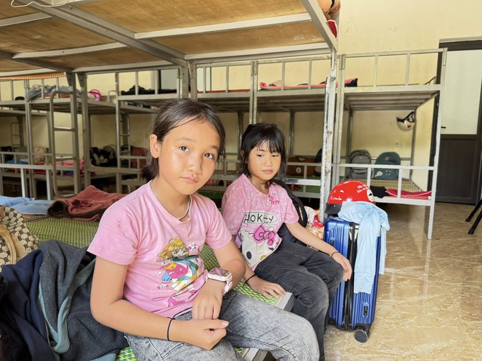 Nghệ An: Học trò Lượng Minh “vượt lũ” đến trường sau khi cầu treo bị cuốn trôi- Ảnh 3. Nghệ An: Học trò Lượng Minh “vượt lũ” đến trường sau khi cầu treo bị cuốn trôi- Ảnh 3.