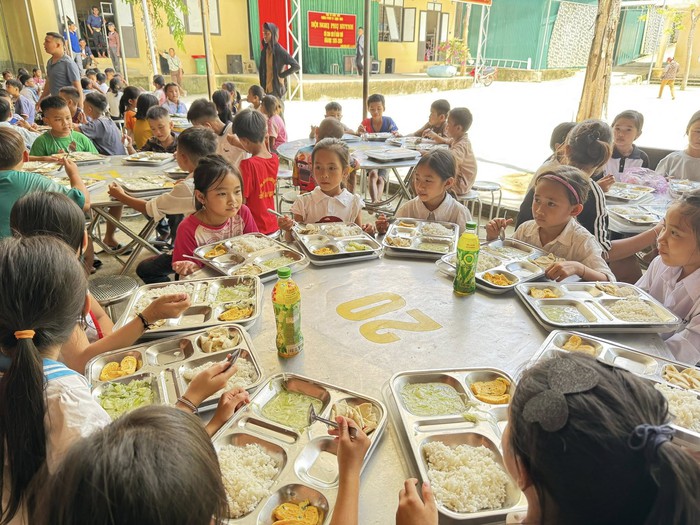 Nghệ An: Học trò Lượng Minh “vượt lũ” đến trường sau khi cầu treo bị cuốn trôi- Ảnh 5. Nghệ An: Học trò Lượng Minh “vượt lũ” đến trường sau khi cầu treo bị cuốn trôi- Ảnh 5.