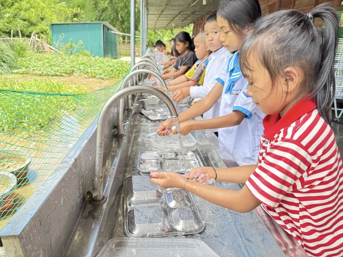 Nghệ An: Học trò Lượng Minh “vượt lũ” đến trường sau khi cầu treo bị cuốn trôi- Ảnh 4. Nghệ An: Học trò Lượng Minh “vượt lũ” đến trường sau khi cầu treo bị cuốn trôi- Ảnh 4.