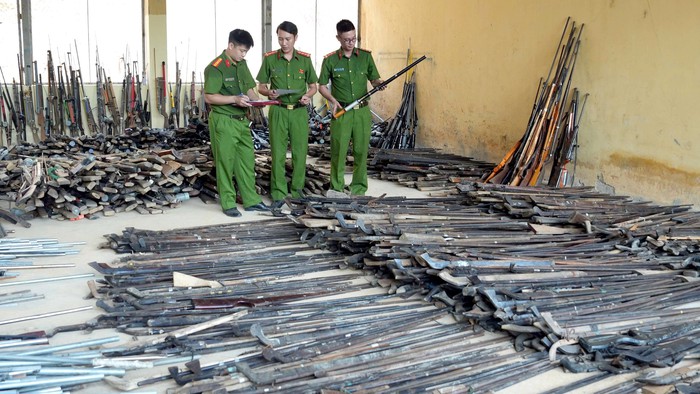 Công an tiếp nhận trên 5.000 vũ khí, vật liệu nổ, công cụ hỗ trợ do người dân giao nộp- Ảnh 1. Công an tiếp nhận trên 5.000 vũ khí, vật liệu nổ, công cụ hỗ trợ do người dân giao nộp- Ảnh 1.