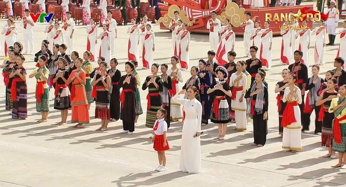 Mỹ Tâm: “Tôi sẽ luôn khắc ghi và giữ mãi lá cờ Việt Nam trong tim mình”
- Ảnh 2. Mỹ Tâm: “Tôi sẽ luôn khắc ghi và giữ mãi lá cờ Việt Nam trong tim mình”
- Ảnh 2.