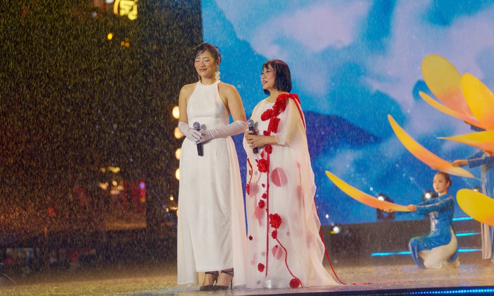 TPHCM: Khán giả đội mưa thưởng thức đêm nhạc mừng Tết Độc lập- Ảnh 5. TPHCM: Khán giả đội mưa thưởng thức đêm nhạc mừng Tết Độc lập- Ảnh 5.