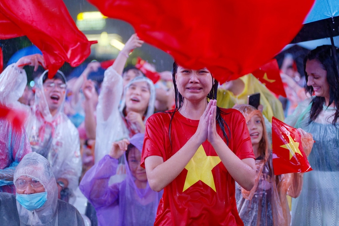 TPHCM: Khán giả đội mưa thưởng thức đêm nhạc mừng Tết Độc lập- Ảnh 14. TPHCM: Khán giả đội mưa thưởng thức đêm nhạc mừng Tết Độc lập- Ảnh 14.