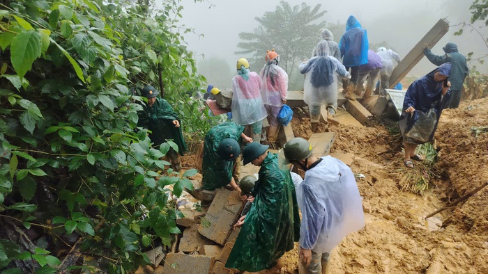 Tuyên Quang: Bộ đội Biên phòng huy động lực lượng tìm kiếm gia đình 4 người mất tích do sạt lở - Ảnh 3.