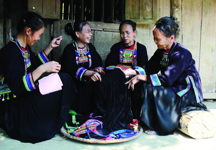 Phụ nữ người Mông đen ở Đức Long gìn giữ và phát huy trang phục truyền thống- Ảnh 1.