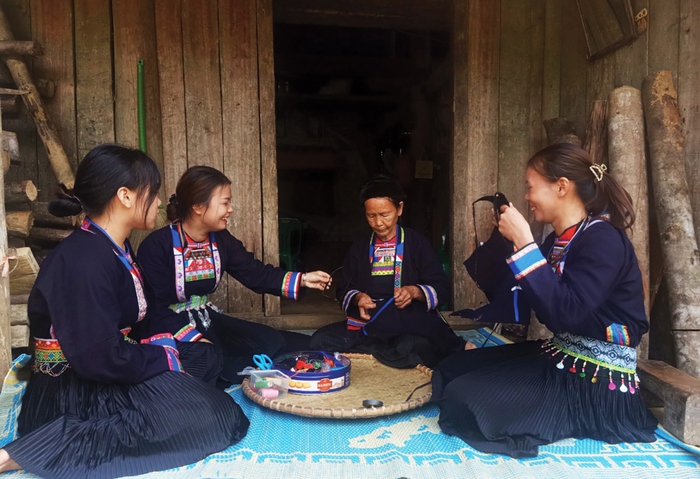 Phụ nữ người Mông đen ở Đức Long gìn giữ và phát huy trang phục truyền thống- Ảnh 2.