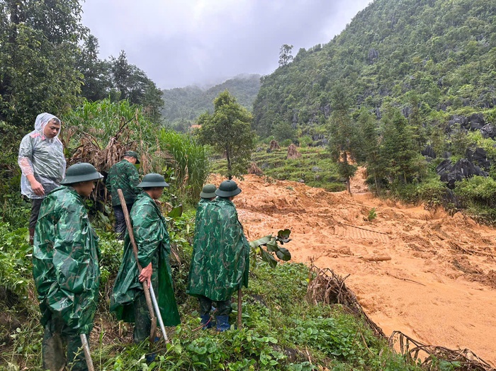 Tuyên Quang: Bộ đội Biên phòng huy động lực lượng tìm kiếm gia đình 4 người mất tích do sạt lở - Ảnh 1.