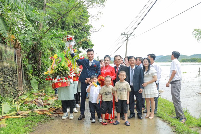 Đám cưới ngày lũ ở Nghệ An: Lội nước rước dâu bằng xe kéo- Ảnh 3.
