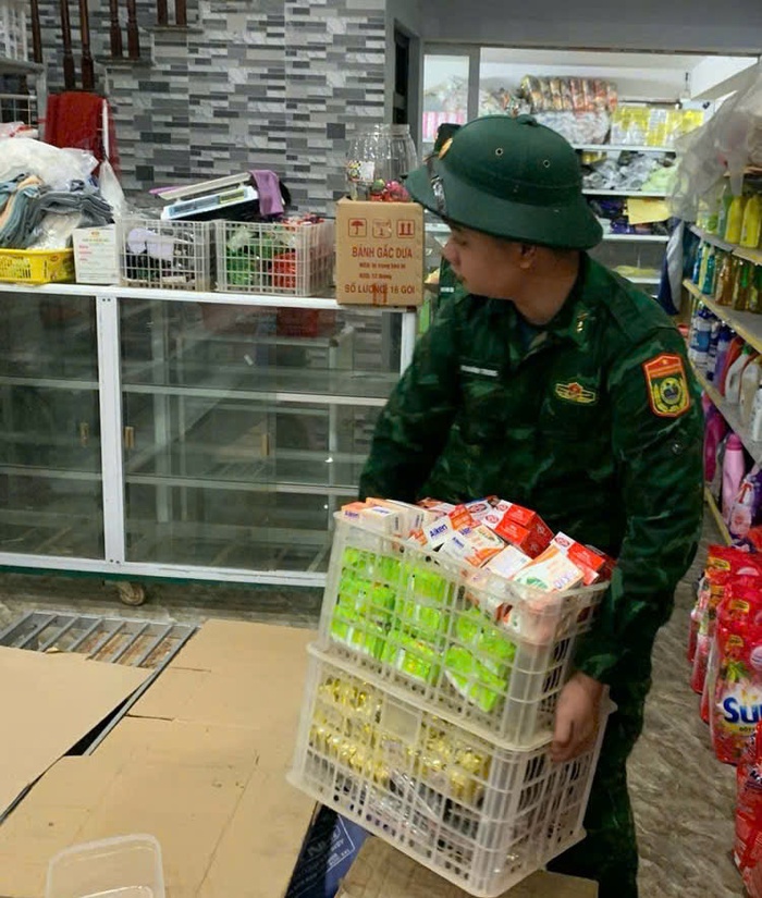 Lào Cai: Bộ đội Biên phòng chủ động "4 tại chỗ" giúp dân ứng phó với thiệt hại do bão số 10 - Ảnh 2.
