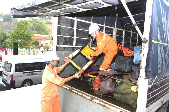 Khẩn trương khắc phục thiệt hại lưới điện sau bão số 10 tại Thanh Hóa- Ảnh 5.