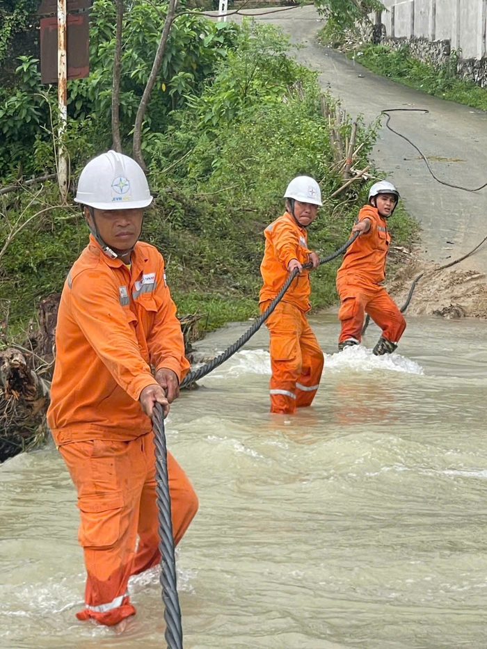 Khẩn trương khắc phục thiệt hại lưới điện sau bão số 10 tại Thanh Hóa- Ảnh 3.