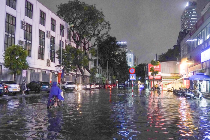 Hà Nội chìm trong biển nước, phố phường tê liệt, người dân vật lộn nhiều giờ vẫn chưa về đến nhà- Ảnh 2.