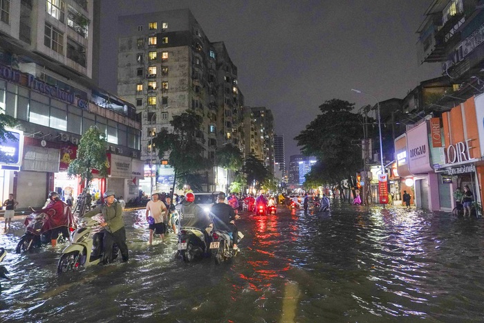 Hà Nội chìm trong biển nước, phố phường tê liệt, người dân vật lộn nhiều giờ vẫn chưa về đến nhà- Ảnh 1.