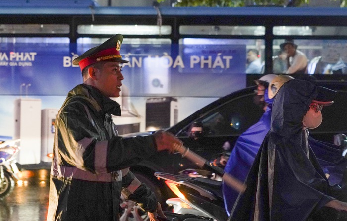Hà Nội chìm trong biển nước, phố phường tê liệt, người dân vật lộn nhiều giờ vẫn chưa về đến nhà- Ảnh 9.