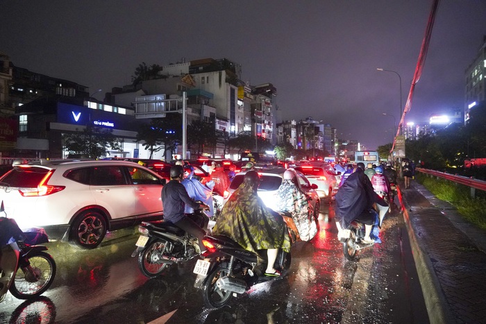 Hà Nội chìm trong biển nước, phố phường tê liệt, người dân vật lộn nhiều giờ vẫn chưa về đến nhà- Ảnh 11.
