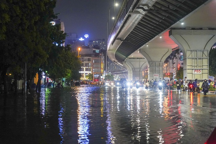 Hà Nội chìm trong biển nước, phố phường tê liệt, người dân vật lộn nhiều giờ vẫn chưa về đến nhà- Ảnh 13.