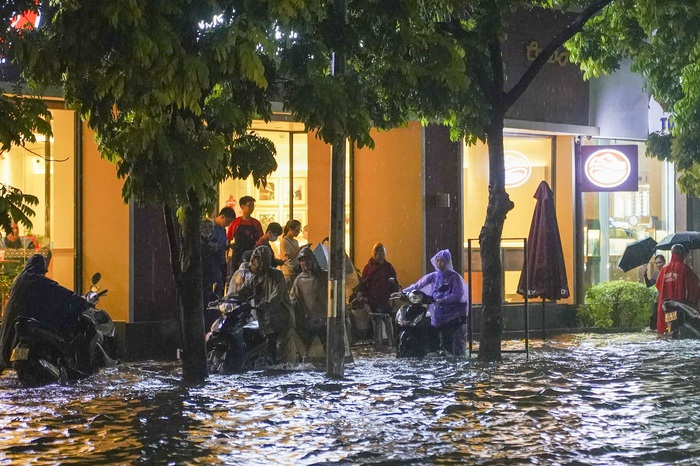 Hà Nội chìm trong biển nước, phố phường tê liệt, người dân vật lộn nhiều giờ vẫn chưa về đến nhà- Ảnh 14.