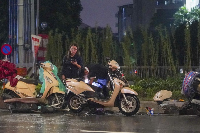 Hà Nội chìm trong biển nước, phố phường tê liệt, người dân vật lộn nhiều giờ vẫn chưa về đến nhà- Ảnh 21.