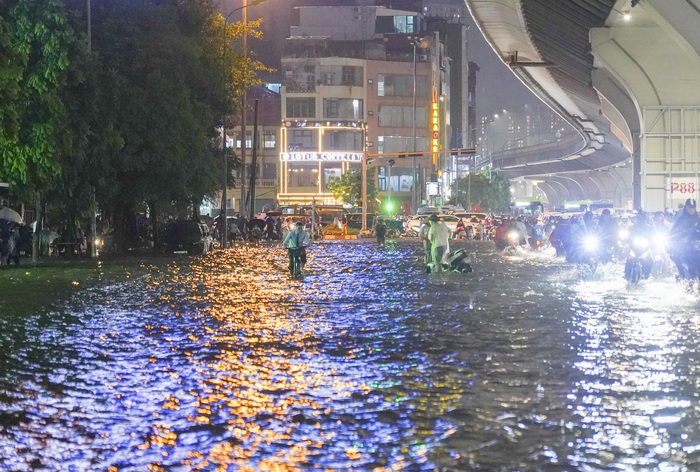 Hà Nội chìm trong biển nước, phố phường tê liệt, người dân vật lộn nhiều giờ vẫn chưa về đến nhà- Ảnh 22.