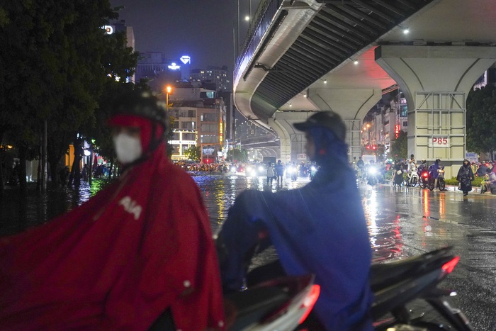 Hà Nội chìm trong biển nước, phố phường tê liệt, người dân vật lộn nhiều giờ vẫn chưa về đến nhà- Ảnh 15.