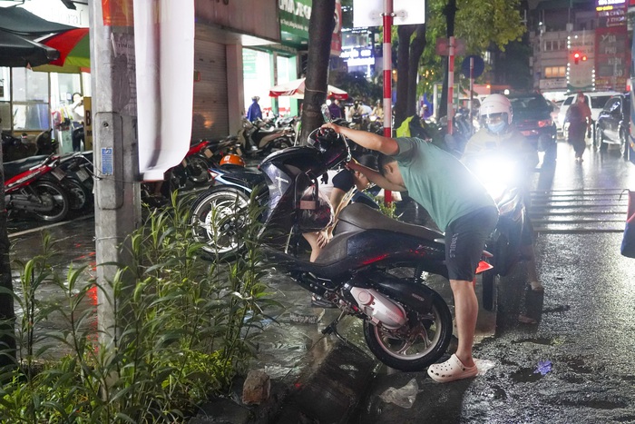 Hà Nội chìm trong biển nước, phố phường tê liệt, người dân vật lộn nhiều giờ vẫn chưa về đến nhà- Ảnh 7.