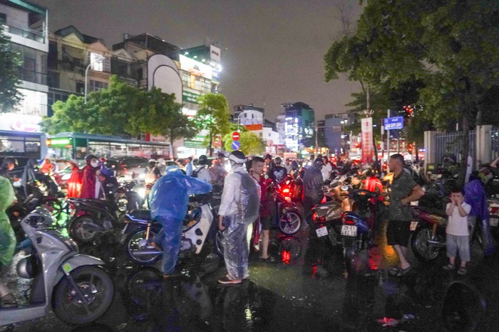 Hà Nội chìm trong biển nước, phố phường tê liệt, người dân vật lộn nhiều giờ vẫn chưa về đến nhà- Ảnh 8.