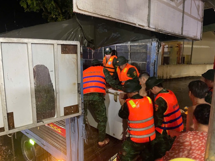 Lào Cai: Bộ đội Biên phòng chủ động "4 tại chỗ" giúp dân ứng phó với thiệt hại do bão số 10 - Ảnh 6.