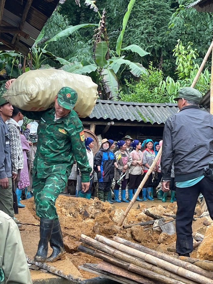 Lào Cai: Bộ đội Biên phòng chủ động "4 tại chỗ" giúp dân ứng phó với thiệt hại do bão số 10 - Ảnh 4.