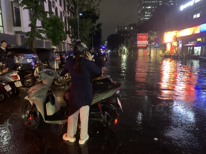 Người dân Hà Nội “phát khóc” vì 5 tiếng “vật lộn” với tắc đường và ngập khắp nơi- Ảnh 2.