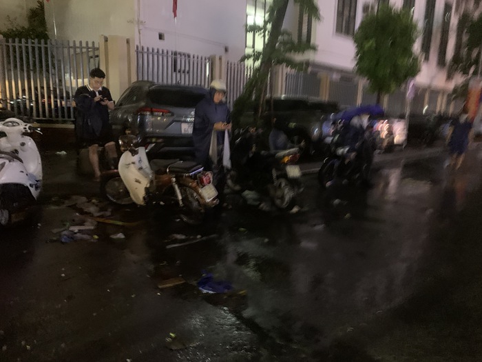 Người dân Hà Nội “phát khóc” vì 5 tiếng “vật lộn” với tắc đường và ngập khắp nơi- Ảnh 3.