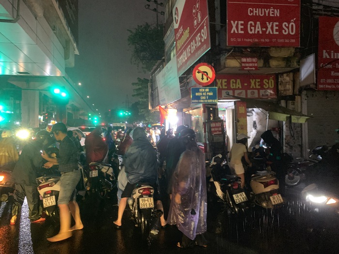 Người dân Hà Nội “phát khóc” vì 5 tiếng “vật lộn” với tắc đường và ngập khắp nơi- Ảnh 4.