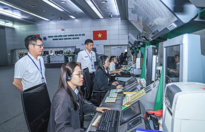 Sân bay Nội Bài bị ảnh hưởng bởi thời tiết mưa dông kéo dài- Ảnh 5.