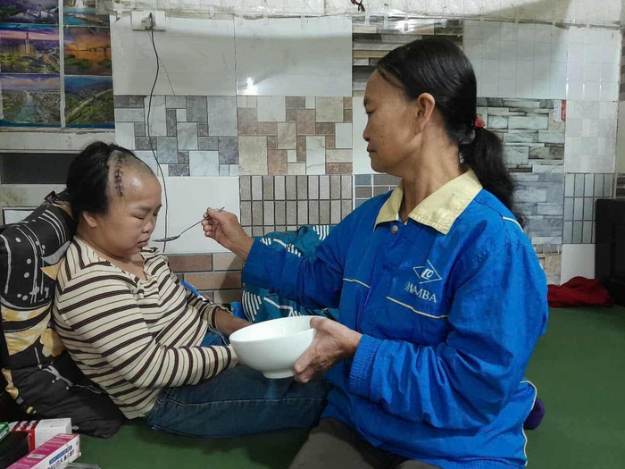 Người phụ nữ 37 tuổi chỉ cao 1 mét, mắc bệnh suy thận cầu cứu khi cha đột tử, mẹ ốm đau- Ảnh 3. Người phụ nữ 37 tuổi chỉ cao 1 mét, mắc bệnh suy thận cầu cứu khi cha đột tử, mẹ ốm đau- Ảnh 3.