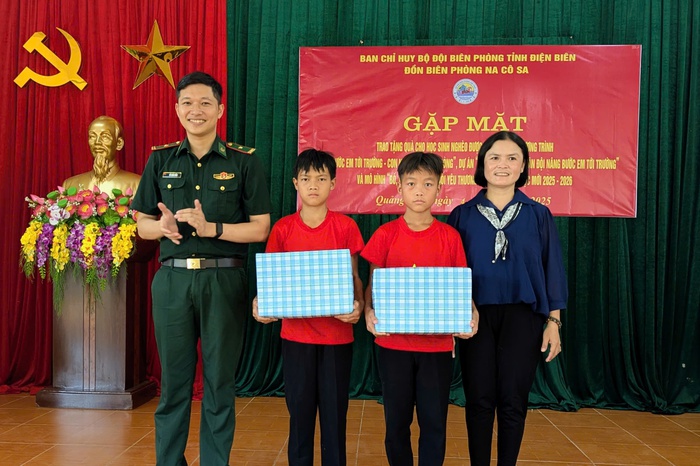 Trao tặng 38 suất quà động viên học sinh nghèo trước thềm năm học mới - Ảnh 2. Trao tặng 38 suất quà động viên học sinh nghèo trước thềm năm học mới - Ảnh 2.