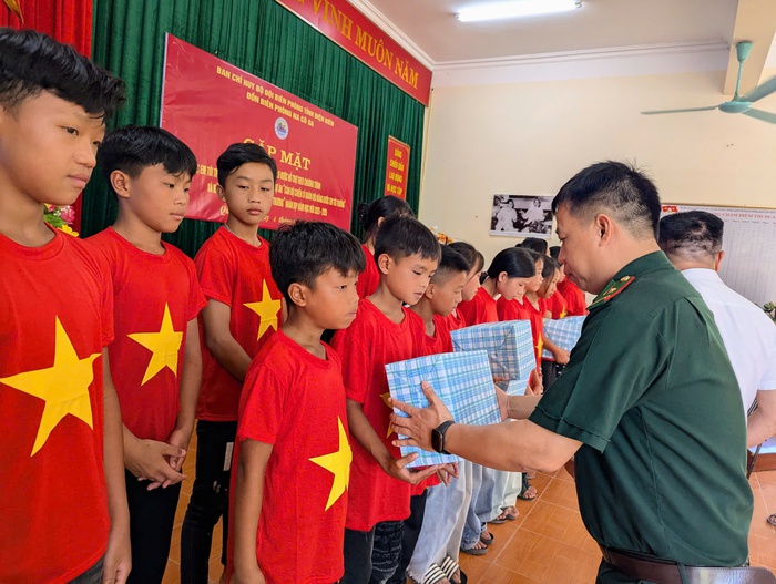 Trao tặng 38 suất quà động viên học sinh nghèo trước thềm năm học mới - Ảnh 1. Trao tặng 38 suất quà động viên học sinh nghèo trước thềm năm học mới - Ảnh 1.