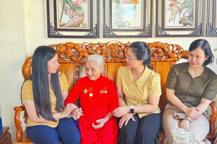 Phó Chủ tịch Hội LHPN Việt Nam tri ân nữ Đảng viên và tặng quà trẻ em có hoàn cảnh khó khăn tại Điện Biên- Ảnh 1. Phó Chủ tịch Hội LHPN Việt Nam tri ân nữ Đảng viên và tặng quà trẻ em có hoàn cảnh khó khăn tại Điện Biên- Ảnh 1.